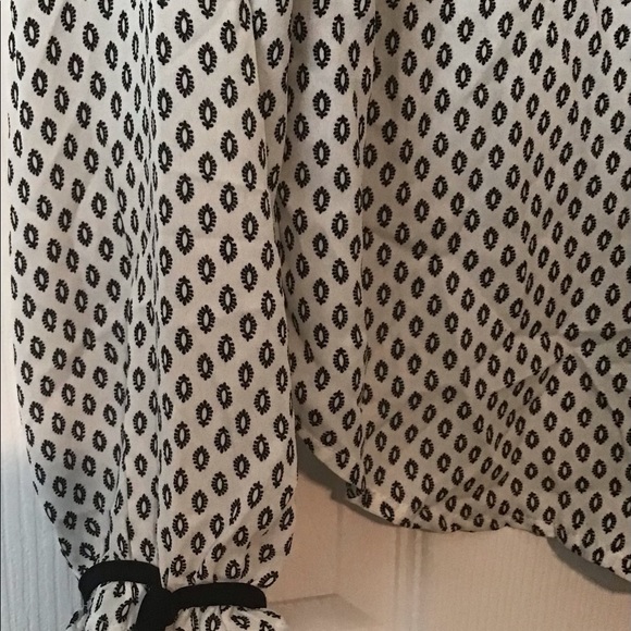 A brand new black and white blouse - Picture 3 of 13